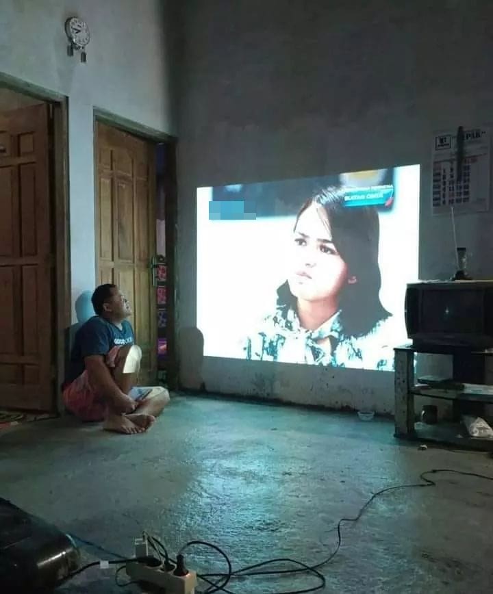 Potret kocak orang-orang yang totalitas nonton tv ini bikin cekikikan